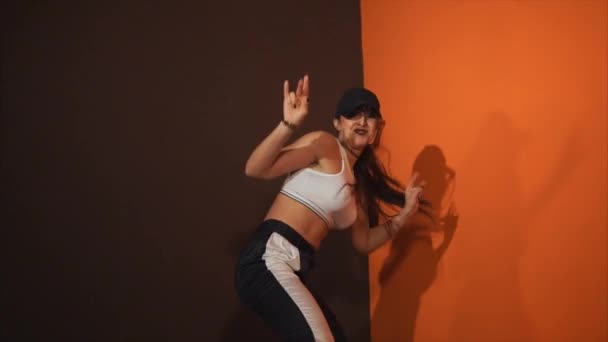Hip-hop uitgevoerd door een jonge vrouw danser. - Video