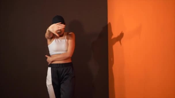Vrouw werkt de bewegingen van haar voorstellingen van hip hop, die ze repeteert - Video