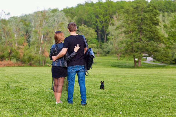 Couple hugging in standing in park view from behind - Foto, imagen