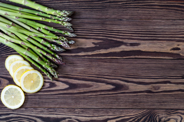 Fresh asparagus on wooden background - Foto, imagen