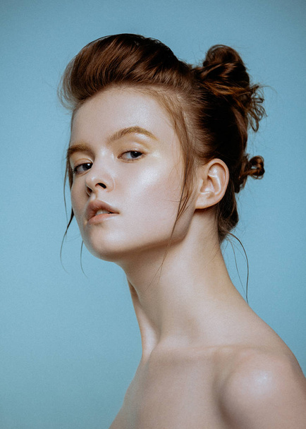 Beauty portrait of young fashion model with natural golden make-up. - 写真・画像