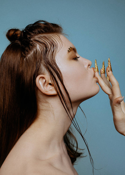 Emotional beauty portrait of young fashion model with golden make-up. - Foto, Bild