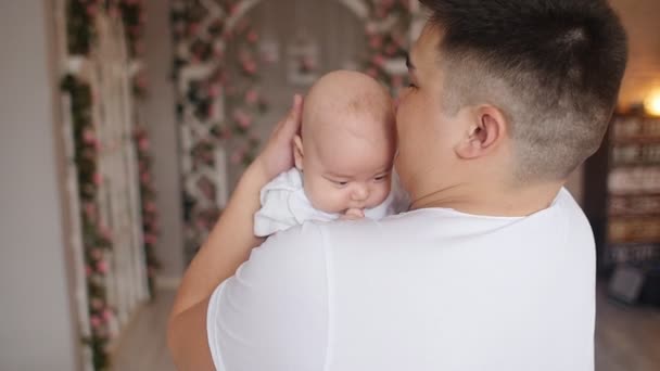 Novorozeně asijské boy v náručí otce - Záběry, video