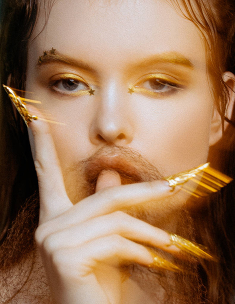 Beauty portrait of young fashion model with golden make-up. - Foto, Imagen