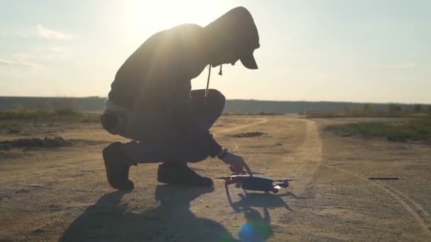 De man benaderingen de quadrocopter en schakelt het slow motion - Video