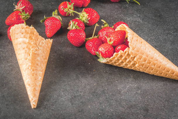 Strawberries in ice cream cones - Valokuva, kuva