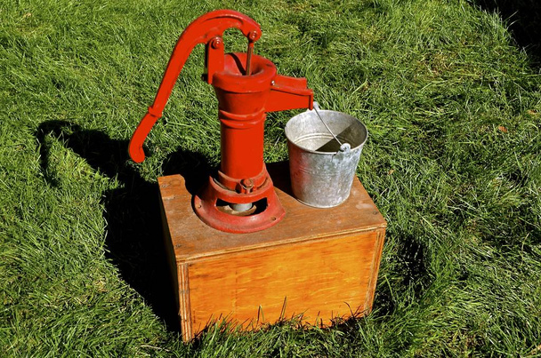 vecchia pompa a mano restaurata
  - Foto, immagini