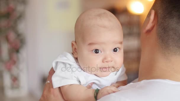 Asya bebek çocuk babaları kollarında - Video, Çekim