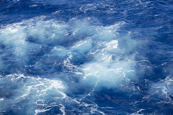 Blasen im Ozean durch große Wellen - Foto, Bild