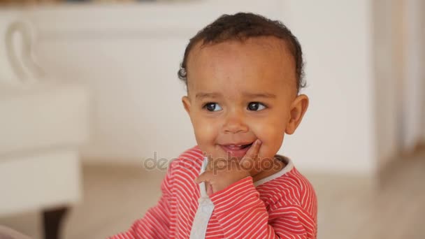 Bebé de raza mixta feliz
 - Metraje, vídeo