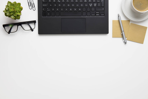 Laptop z okularów, filiżanka kawy i klej notatki na biurko - Zdjęcie, obraz
