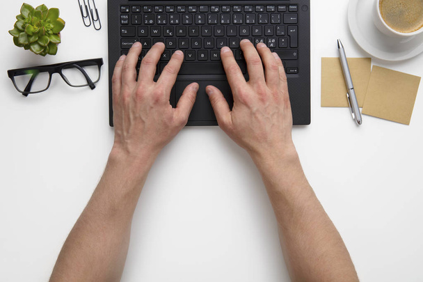 Бізнесмен, використовуючи ноутбук на білий реєстрації в Office - Фото, зображення