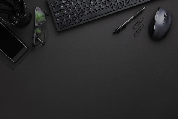 Устаткування офісне з комп'ютера клавіатуру і мишу на сірому бюро - Фото, зображення