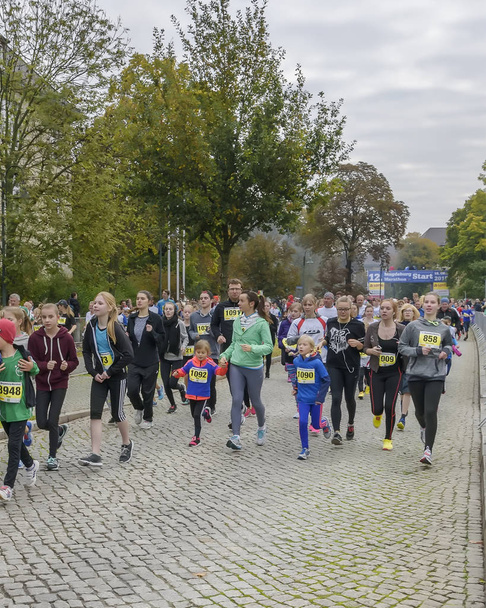 Mother and daughter, young girls running Sport holiday, marathon in Germany, Magdeburg, 18 oktober 2015 - Foto, afbeelding
