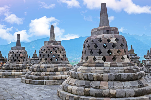 Templo Borobudur no centro de Java, na Indonésia. Este Buda famoso
 - Foto, Imagem