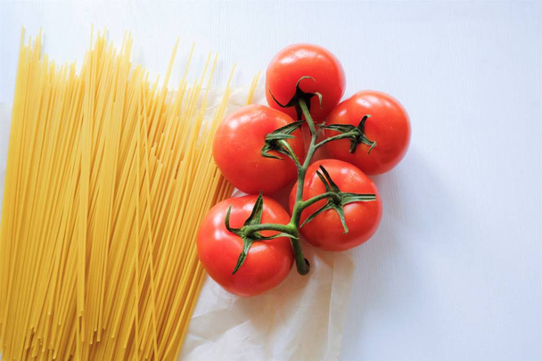 Tészta spagetti friss zöldségek piros paradicsom   - Fotó, kép