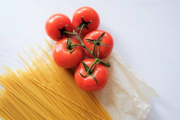 Esparguete de macarrão com legumes frescos tomates vermelhos
   - Foto, Imagem
