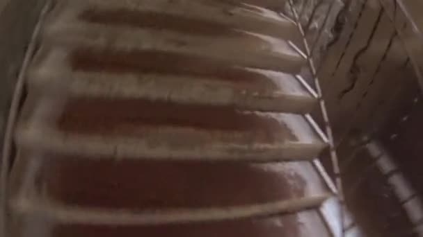 Homem com anel de borracha escalada corrediça de água
 - Filmagem, Vídeo