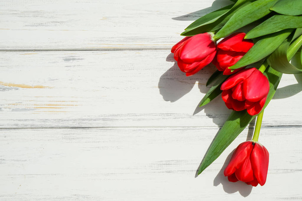 Tło tulipanów na drewniane - Zdjęcie, obraz