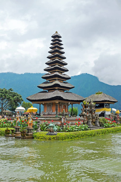 Pura фоні тропічних пейзажів поблизу Danu Bratan, індуїстський храм на Bratan озеро, Балі, індонезійська гер - Фото, зображення