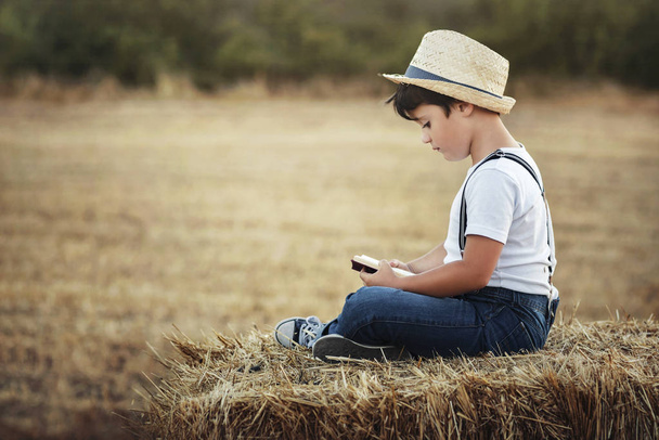 garçon lisant un livre sur le terrain
 - Photo, image