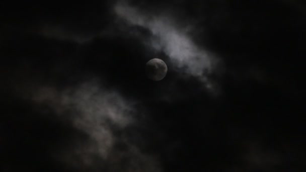 Úplněk v noci s cloud, timelapse - Záběry, video