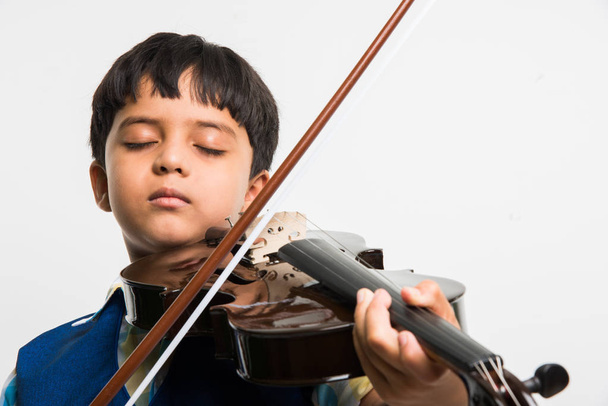 Intialainen pieni lapsi soittaa viulua eristetty valkoisella taustalla
 - Valokuva, kuva