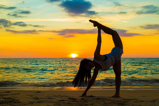 Sylwetka kobiety z postawy jogi na plaży, morza  - Zdjęcie, obraz