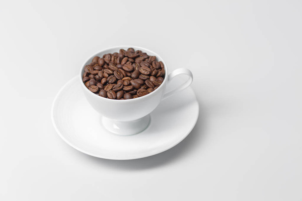 φλιτζάνι καφέ, γεμάτο με κόκκους καφέ - Φωτογραφία, εικόνα