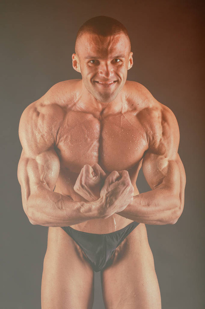 Grand bodybuilder sur un fond sombre
 - Photo, image