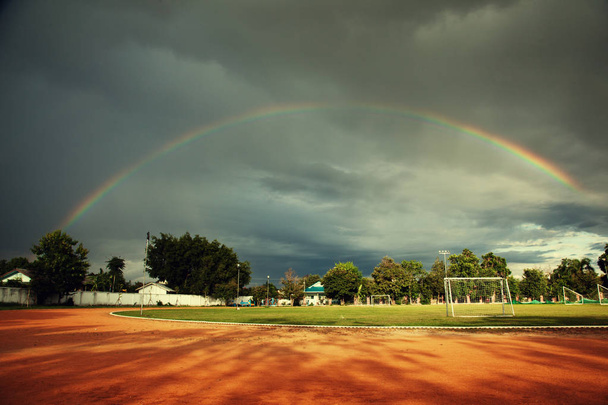 arco iris sobre el campo de juego
 - Foto, Imagen