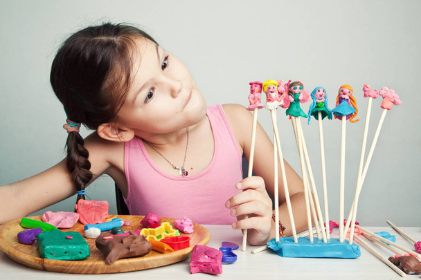 Mädchen spielt Puppentheater aus Ton - Foto, Bild