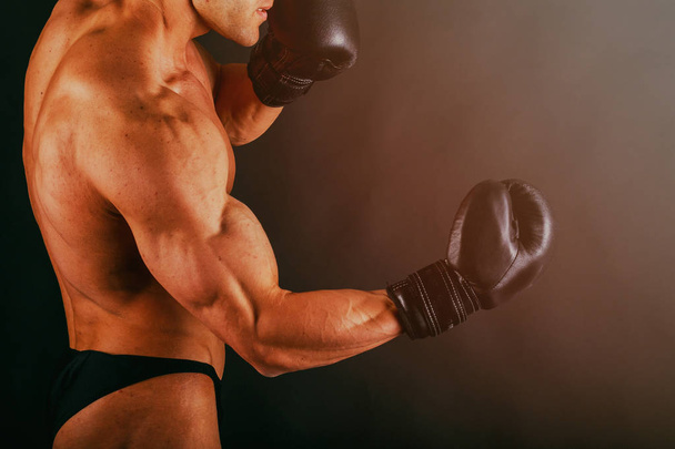 Μεγάλο bodybuilder σε σκούρο φόντο - Φωτογραφία, εικόνα