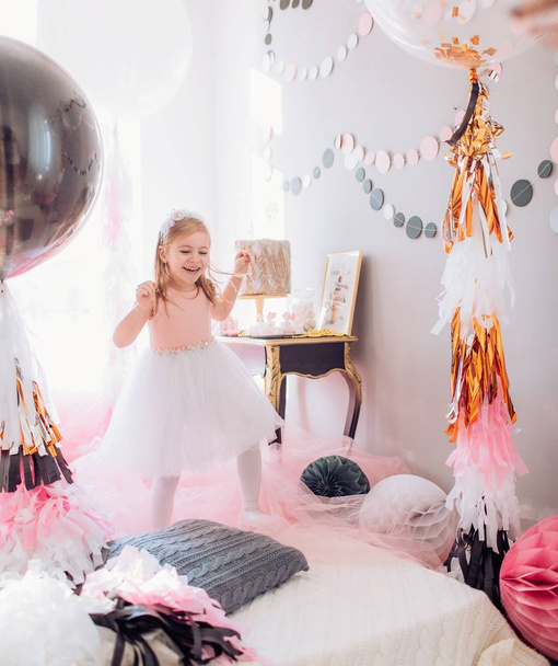 little girl  in room at Birthday party.  - Foto, afbeelding