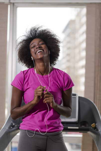 afro american woman running on a treadmill - Foto, afbeelding
