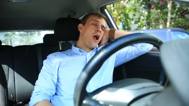illesztőprogram-az ember-a vezető ülését a forgalmas út szélén elaludt. Az autóban vár - Felvétel, videó