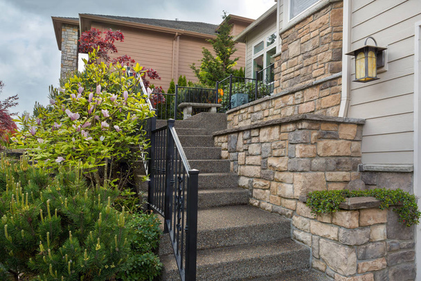 Front domu hodowane kamiennych ścian Siding i schodów - Zdjęcie, obraz