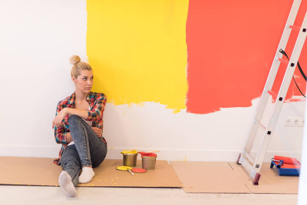 Jovem pintora sentada no chão
 - Foto, Imagem