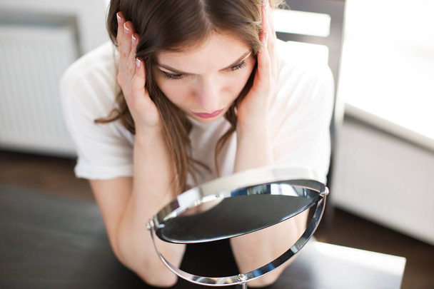 Woman with a mirror - Foto, Bild