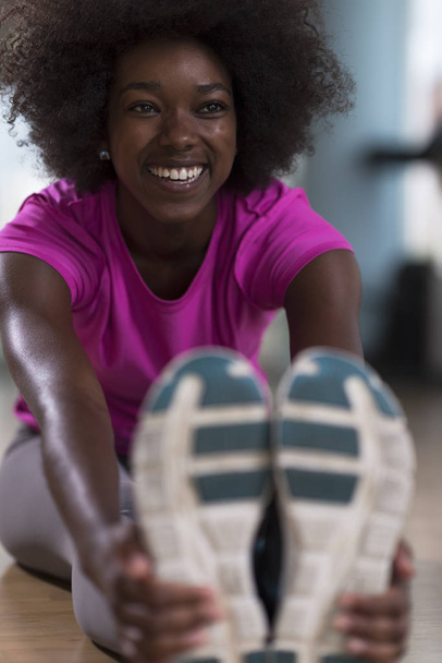 woman in a gym stretching and warming up  - Foto, afbeelding