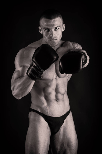Fisiculturista mostrando suas costas e músculos bíceps, fitnes pessoais
 - Foto, Imagem