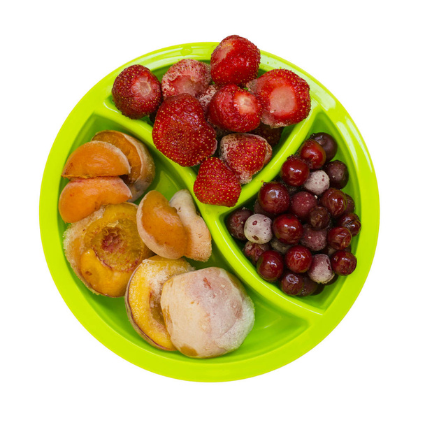 Zmrazené broskve, meruňky třešně jahody izolovaných na bílém b - Fotografie, Obrázek