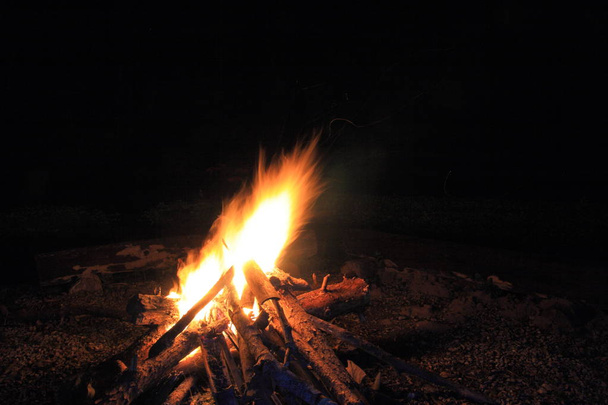Fuego ardiente en el campamento - Foto, imagen
