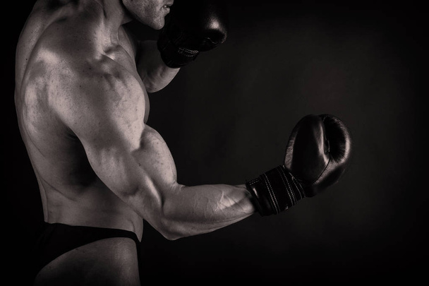 bodybuilder montrant son dos et les muscles biceps, fitnes personnels
 - Photo, image