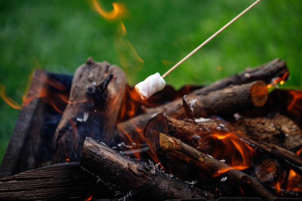 Grillen marshmallows in brand  - Foto, afbeelding