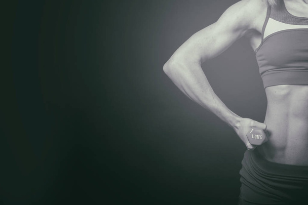 Atleta de fitness profesional en una foto en blanco y negro
. - Foto, imagen