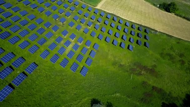 Panele słoneczne farm pola zielone odnawialnych źródeł energii - Materiał filmowy, wideo