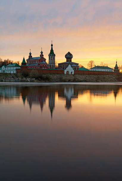 Saint Nicholas Monastery for Men in Staraya Ladoga, view from a bank of Volkhov river at sunset. - Foto, Bild