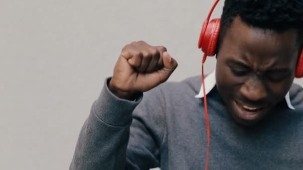 African american man listen music with headphones - Materiał filmowy, wideo