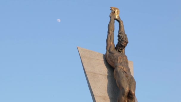 Monument of Prometheus, Moon and Birds - Materiał filmowy, wideo